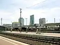 Bahnsteige mit Hochhäusern der Innenstadt, v. r. n. l.: Sparkasse, RWE, IWO