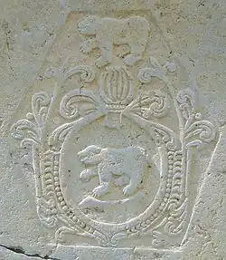 Vollwappen von Behr in einem sechseckigen Feld in der Grabplatte 1660[13]