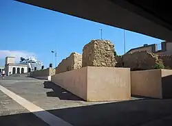 Hafen von Neapel vom Ausgang der Station Municipio aus, mit Blick auf die Überreste der Mauern des antiken Hafens.