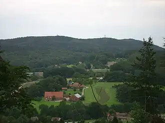 Blick vom Borgberg ostwärts über Hagen-Mentrup hinweg zum Grafensundern und Dörenberg