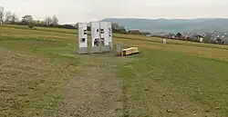 Informationsinsel mit dem gut erkennbaren Gefälle des früheren Festplatzes