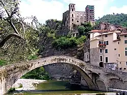 Brücke über die Nervia und Blick auf das Castello dei Doria