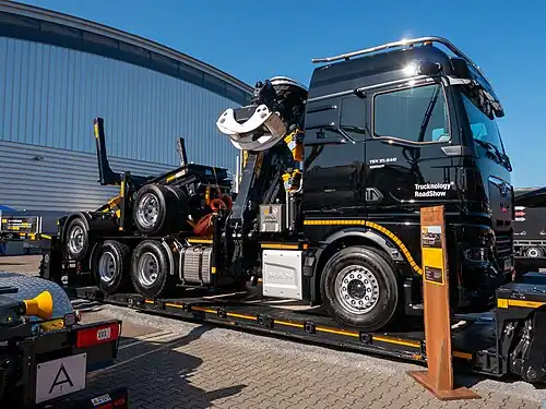 Zugfahrzeug nimmt den Nachläufer Huckepack