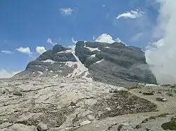 Die Nordseite der Cima del Grostè mit der verkarsteten Hochebene des Passo del Grostè