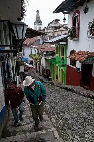 Cuetzalan del Progreso – Gasse und Turmspitze der Iglesia San Francisco de Asís