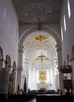 Altarraum, Kruzifix und Langhaus heute