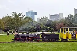 Dampflok der Wiener Liliputbahn mit Schaku zwischen Tender und Personenwagen