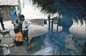 Schnapsdestillation im Dorf Lore