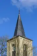 Knickhelm: Achteckige Helmpyramide auf viereckigem Turmschaft. Den Übergang bildet ein Dachfuß mit weit ausladenden Aufschieblingen (Dorfkirche Läsikow)
