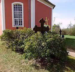 Grabkreuze vor der Kirche