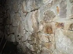Eine Seitenwand der kleinen Höhle