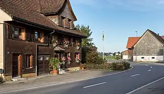 Ortsdurchfahrt und Postauto-Haltestelle