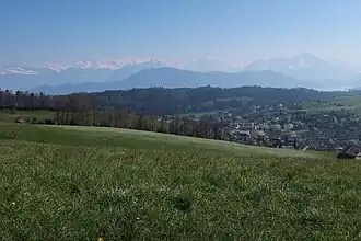 Ausblick vom Dotteberg über das Dorf Adligenswil in die Zentralschweizer Alpen