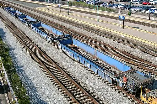 Unbeladener Doppelstock-Containerzug, 5 Einheiten verbunden auf 4 gewöhnlichen amerikanischen Drehgestellen