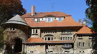 Ansicht der Villa von der Straße aus