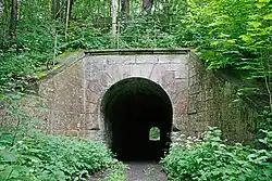 Gewölbter Durchlass für einen Wirtschaftsweg unter einem Bahndamm