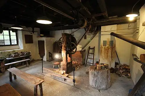 Raum Eins im Erdgeschoß, mittig die Stanze, rechts der Holzhackstock