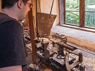 Raum Zwei im Erdgeschoß, drechseln des Rohling von hinten