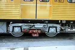 Eine Gummischicht-Feder[5] pro Radsatzlager, Führung durch Gummischicht-Feder (U-Bahn-Wagen, Reihe GI)