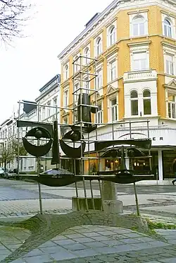 Drei Masken, Edelstahl-Kupfer-Skulptur, Steinweg, 1983