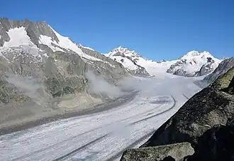 Von Süden mit Aletschgletscher zwischen Dreieckhorn (Vordergrund links) und Mönch