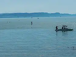 Dreikantonseck FR NE VD, Ansicht von der Mündung der Seyon in den Neuenburgersee im Quartier Trois-Portes der Stadt Neuenburg (2024)