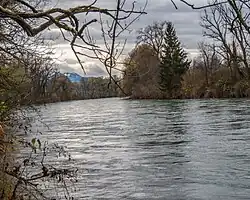 Dreikantonseck AG LU ZG, Ansicht vom rechten Flussufer in Rotkreuz flussaufwärts (2023)