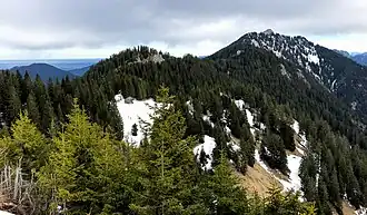 Dreisäulerkopf von Westen rechts der Bildmitte vorm Felsaufbau des Hennenkopfes