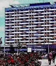 Um 1970: mit der Leuchtschrift DER SOZIALISMUS SIEGT