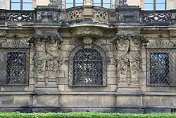 Drei der vergitterten Fenster des Grünen Gewölbes im Erdgeschoss