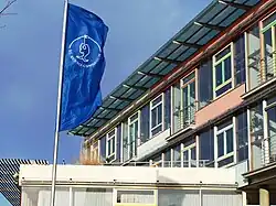 Flagge mit Schullogo