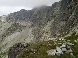 Steinmännchen als Markierung auf dem Weg