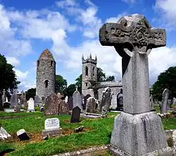 Rundturm, Hochkreuz und Kirchenruine in Dromiskin