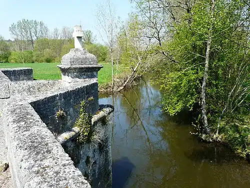 Die Dronne stromaufwärts der alten Brücke