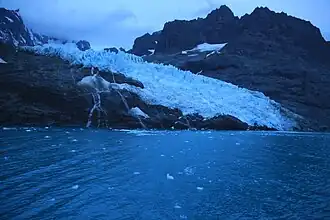 Mündung des Storey-Gletschers in den Drygalski-Fjord