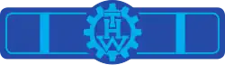 Blauer Banner, darin mittig das THW-Logo aus Zahnrad und Initialen, links und rechts davon ein senkrechter Balken (hellblau)