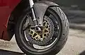 Ducati 916 SPS, 1998, Vorderrad mit Showa-Gabel, Stahlguss-Bremsscheiben