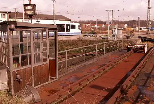 Drehscheibenbrücke und Wärterhäuschen mit Schutzsignal im März 2007