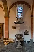 Taufbecken im linken Seitenschiff