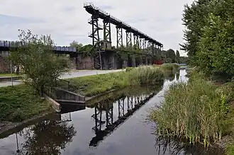 Promenade entlang der Alten Emscher, die den Landschaftspark durchzieht