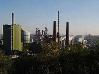 Hochöfen und das Heizkraftwerk Hamborn (rechts im Hintergrund klein das Kraftwerk H. Wenzel)