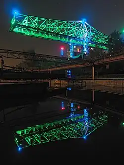 Ladebrücke mit Spiegelung