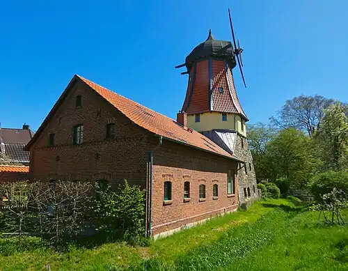 Nebengebäude und Mühlgraben