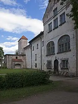 Neuzeitlicher Anbau mit Torturm im Hintergrund (2018)