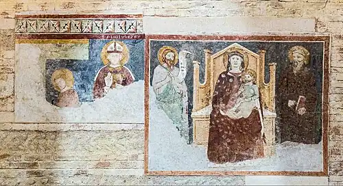 Thronende Madonna an der Außenwand des nördlichen Seitenschiffes, links daneben der heilige Eligius von Noyon