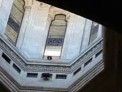 Die Metalllippe mit dem Loch an der Unterkante des Südfensters der Kuppelbekrönung