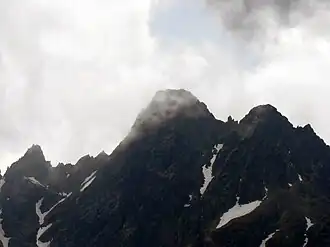 V. l. n. r.: Posledná veža, Pyšný štít (Bildmitte), Felsnadel Loktibrada und Malý Pyšný štít