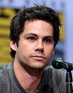 Dylan O’Brien spielt Paris Lang und Eliza Scanlen Ellie