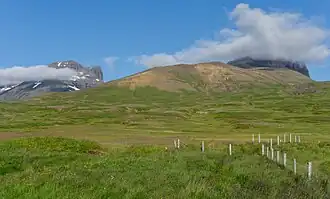 Dyrfjöll hinter dem See Lögurinn (im Hintergrund, Mitte)
