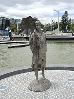Statue von Bessie Rischbieth auf dem Elizabeth Quay, Perth